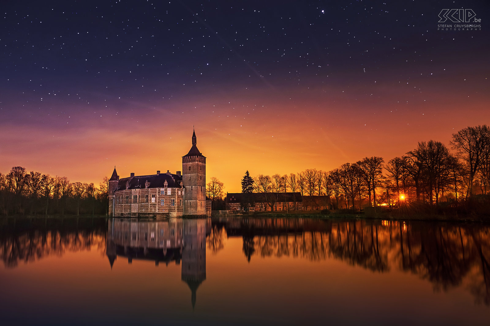 Sint-Pieters-Rode - Castle of Horst by night The castle and the chapel of Horst are photogenic landmarks near my new home. So in recent months I went out to photograph them several times, mostly in the evening and at night or when there were special weather conditions. I tried to create some unique photos of these monuments that differ from the images that already have been captured by many other people.<br />
 <br />
The castle of Horst is located in the village of Sint-Pieters-Rode (Holsbeek, Belgium). The castle was built in the mid-14th century and is still quite authentic. The former living rooms, made of brick and sandstone, are mostly from the 16th and 17th centuries. Under an old lime tree in the middle of the fields nearby the castle the Saint Joseph's chapel is located.It dates from the early 19th century.<br />
 Stefan Cruysberghs